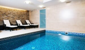 construction piscine interieur