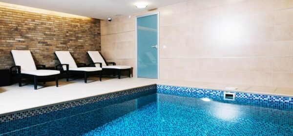 construction piscine interieur